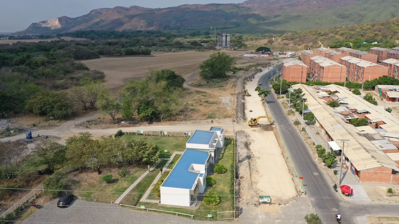 Vista aérea de la sala de ventas y la vía de acceso al proyecto