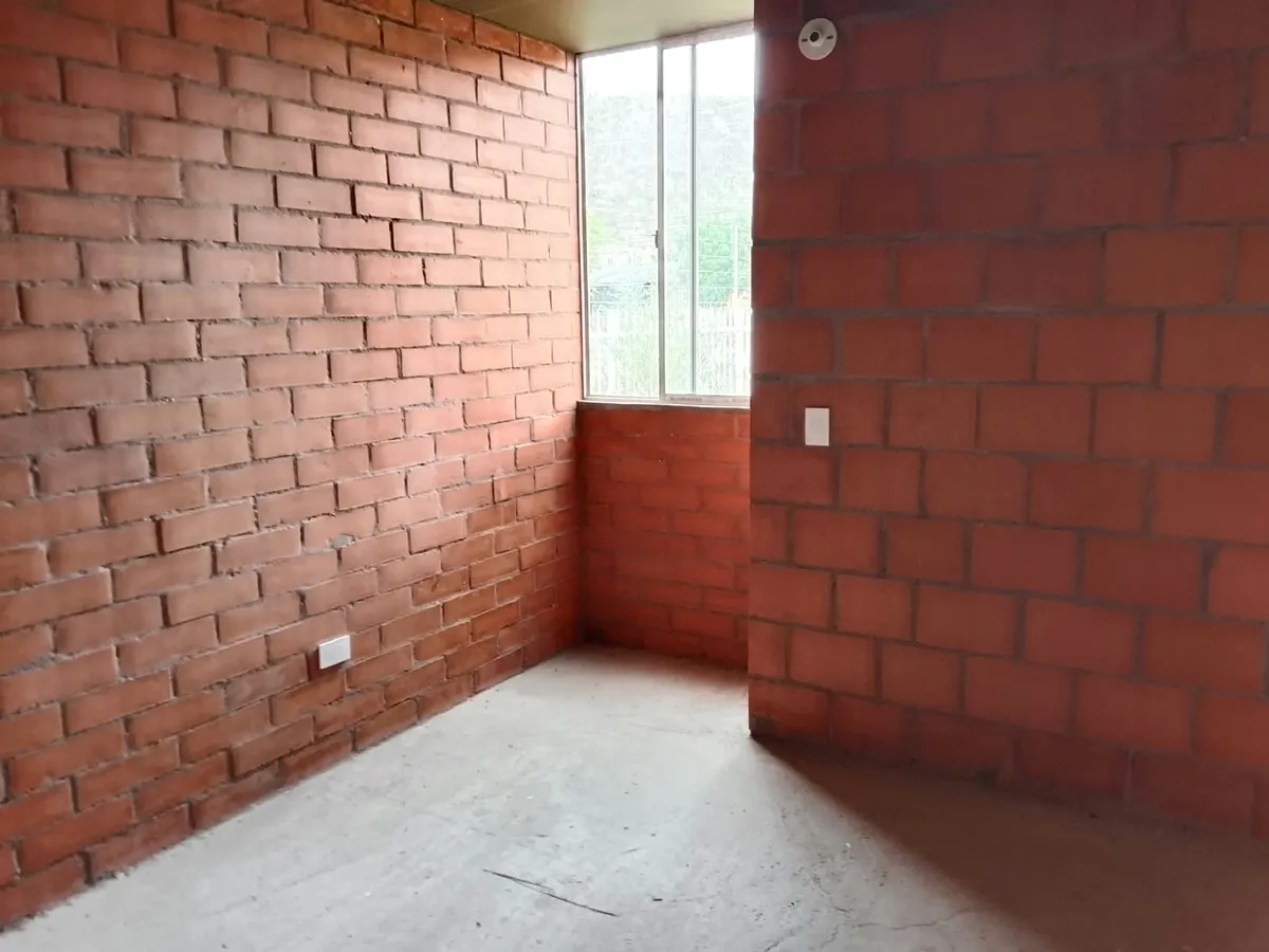 Alcoba en obra gris con ventana
