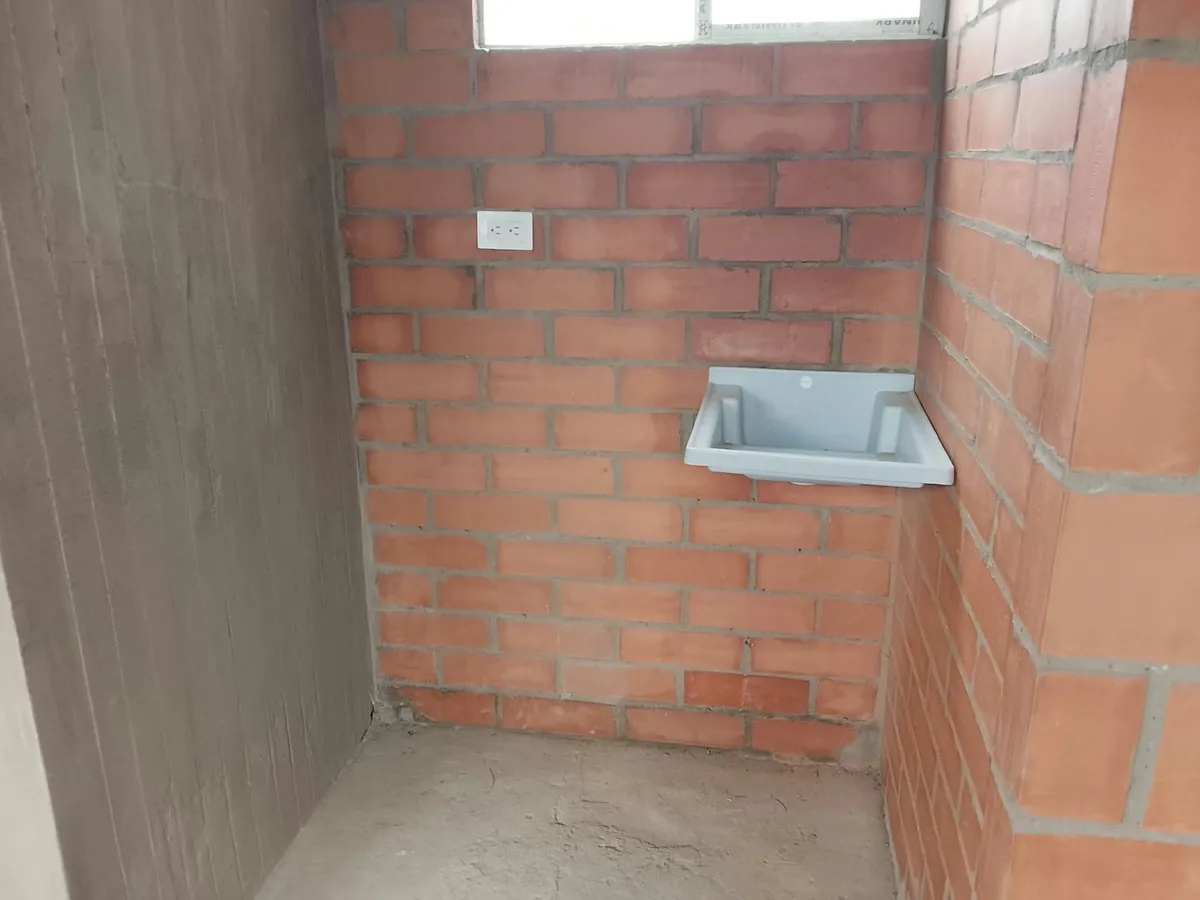 Zona de ropas con lavadero y toma eléctrica